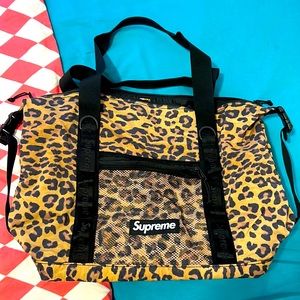 Supreme bag. 100% automatic. Zipper works amazing well.